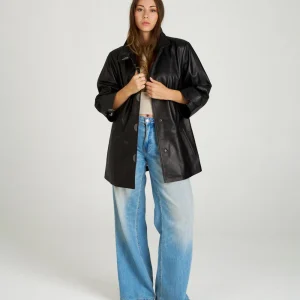 Chaqueta de piel negra con manga tres cuartos